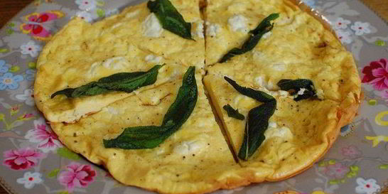 Фриттата с козьим сыром и шалфеем