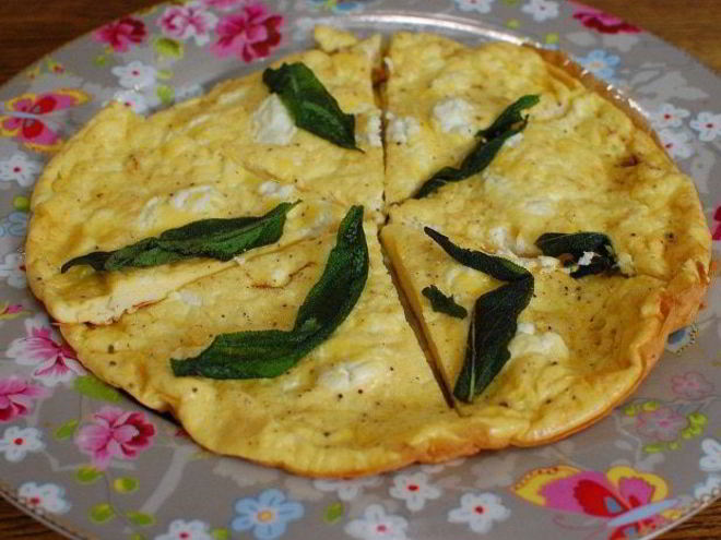 Рецепт фриттаты с козьим сыром и шалфеем