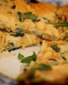 Фриттата с луком-пореем, сыром и травами