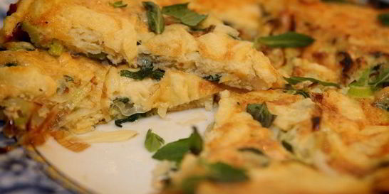 Фриттата с луком-пореем, сыром и травами