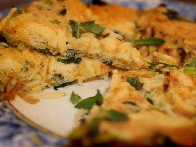 Рецепт фриттаты с луком-пореем, сыром и травами