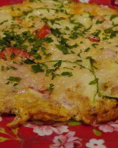 Фриттата с тунцом, кабачком и сладким перцем