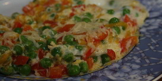 Фриттата с тыквой, зеленым горошком и сладким перцем