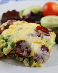 Фриттата с зеленым горошком, ветчиной и луком