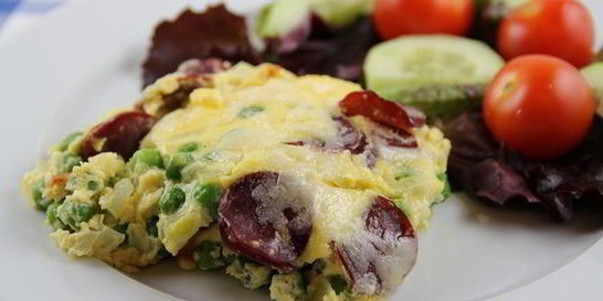 Фриттата с зеленым горошком, ветчиной и луком