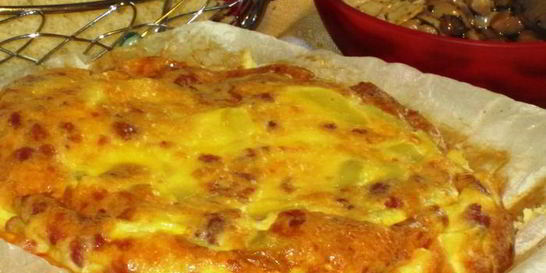 Картофельная фриттата с колбасками