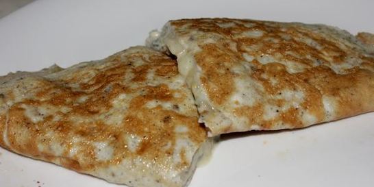 Омлет с грушей и сыром Дор блю