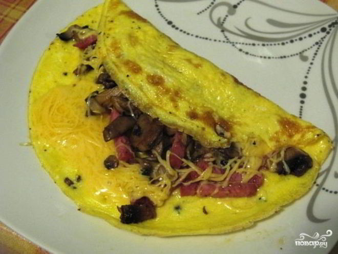 Рецепт омлета с лисичками и колбасой