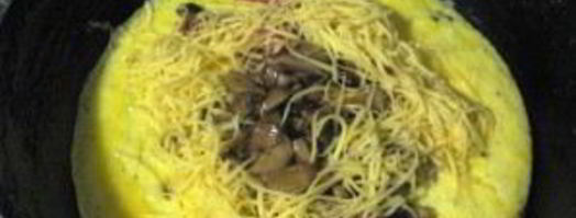 омлет с лисичками и колбасой. Шаг 3