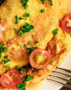 Омлет с помидорами и сыром