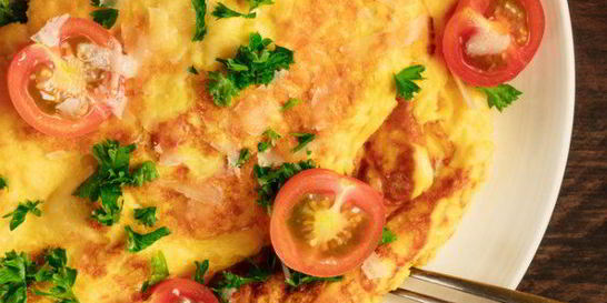 Омлет с помидорами и сыром