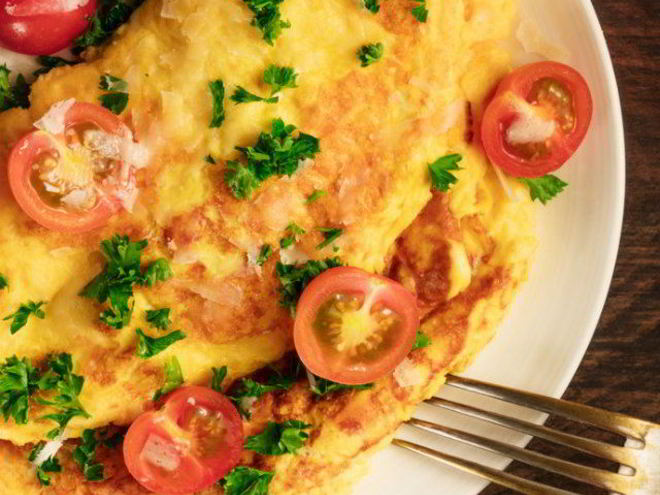 Рецепт омлета с помидорами и сыром