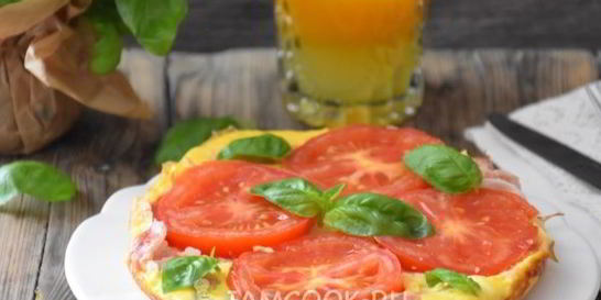 Омлет с ветчиной и помидорами