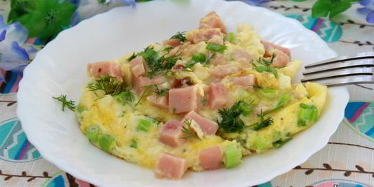 Омлет с ветчиной и зеленым луком