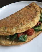 Омлет со шпинатом и помидорами черри