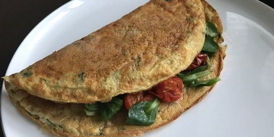 Омлет со шпинатом и помидорами черри