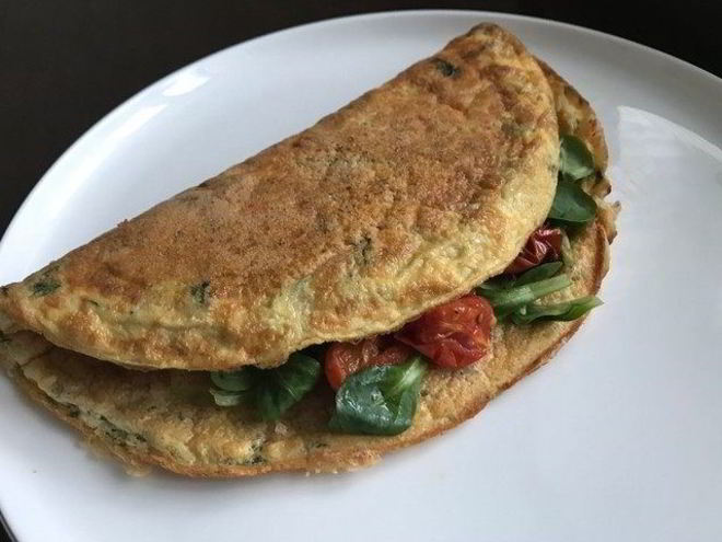 Рецепт омлета со шпинатом и помидорами черри