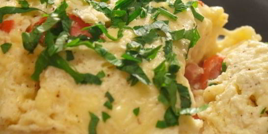 Омлет в чашке в микроволновке