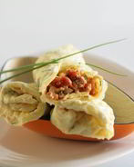 Омлетные рулетики с курицей, помидорами и зеленью