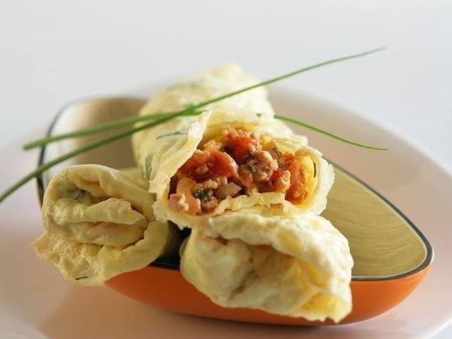 Рецепт омлетных рулетиков с курицей, помидорами и зеленью