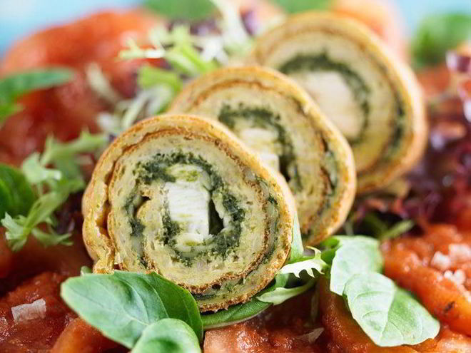 Рецепт омлетных трубочек со шпинатом и хлопьями