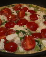 Открытый омлет с фетой и помидорами черри