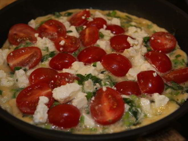 Рецепт открытого омлета с фетой и помидорами черри