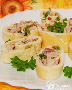 Рулетики из омлета с курицей Аппетитные