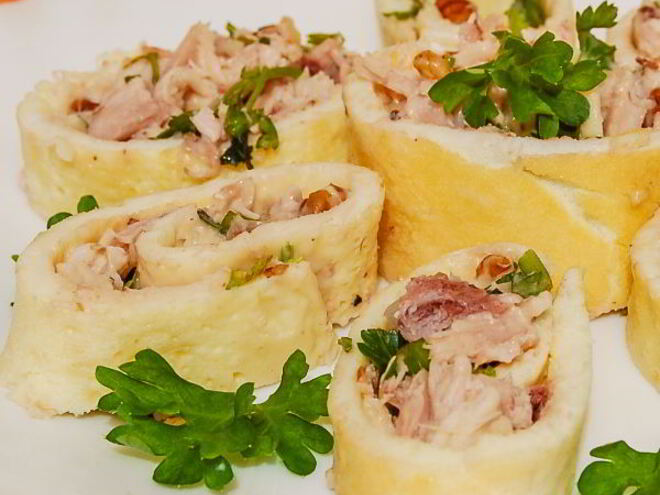 Рецепт рулетиков из омлета с курицей аппетитные