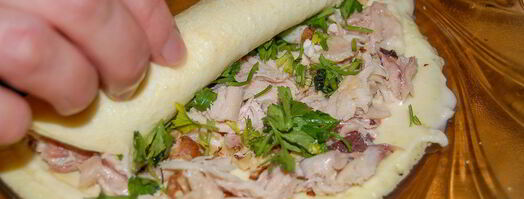 рулетики из омлета с курицей аппетитные. Шаг 5