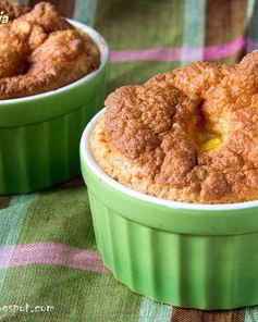 Воздушный омлет с томатами, сыром и колбасками