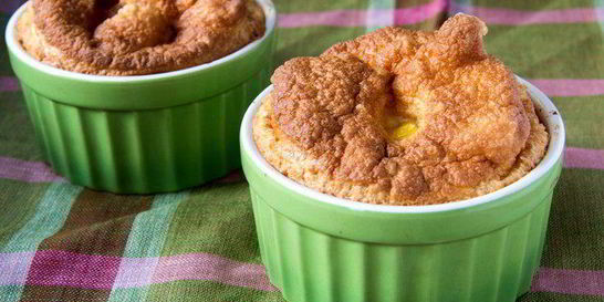 Воздушный омлет с томатами, сыром и колбасками