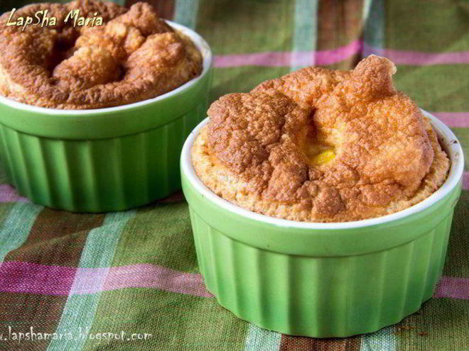 Рецепт воздушного омлета с томатами, сыром и колбасками