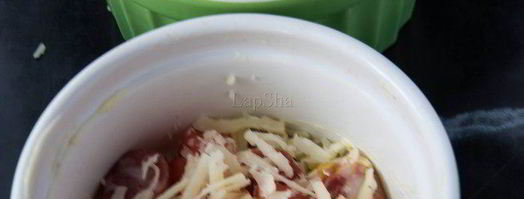 воздушный омлет с томатами, сыром и колбасками. Шаг 3