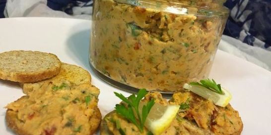 Паштет из белой фасоли с вялеными помидорами