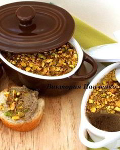 Паштет из куриной печени с авокадо и фисташками