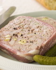 Паштет из свинины с беконом и ветчиной по-деревенски