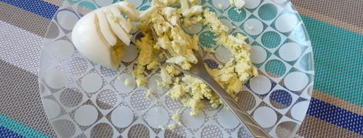 паштет из вареных яиц и соленых груздей. Шаг 2