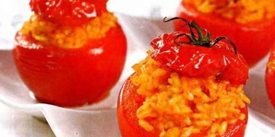 Помидоры, фаршированные пряным рисом