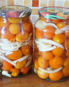 Помидоры с луком и маслом на зиму