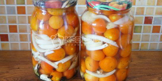 Помидоры с луком и маслом на зиму