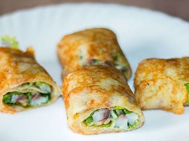 Рецепт картофельных роллов с сельдью и огурцом