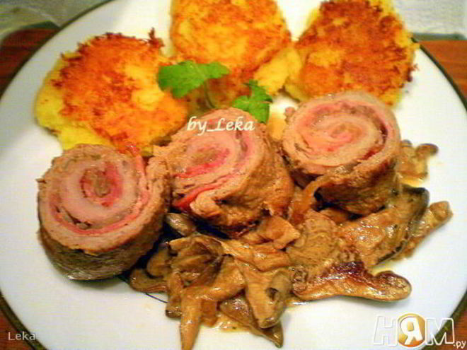 Рецепт мясных роллов в винно-грибном соусе