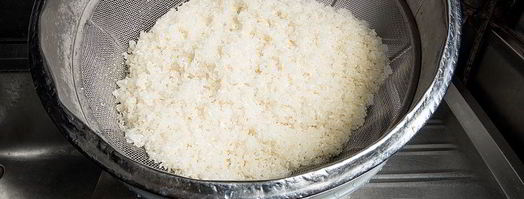 роллы калифорния с крабом. Шаг 2