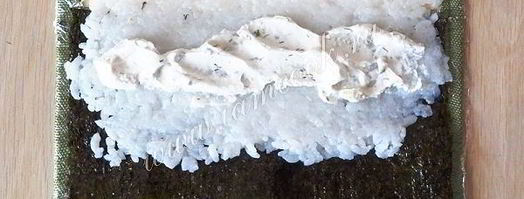 роллы с крабовыми палочками. Шаг 2