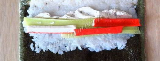 роллы с крабовыми палочками. Шаг 3