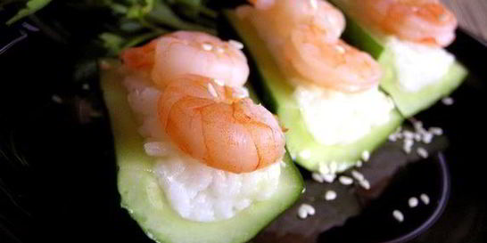 Роллы с креветками в огурцах