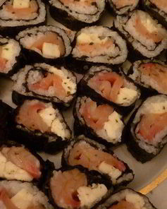 Роллы с семгой и моцареллой