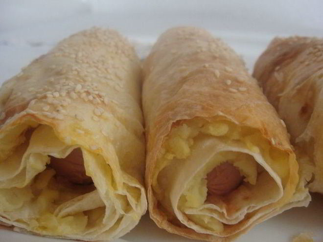 Рецепт роллов с сосисками и картофельным пюре