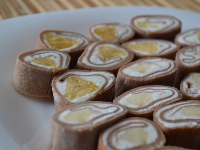 Рецепт сладких блинных роллов с творогом и фруктами